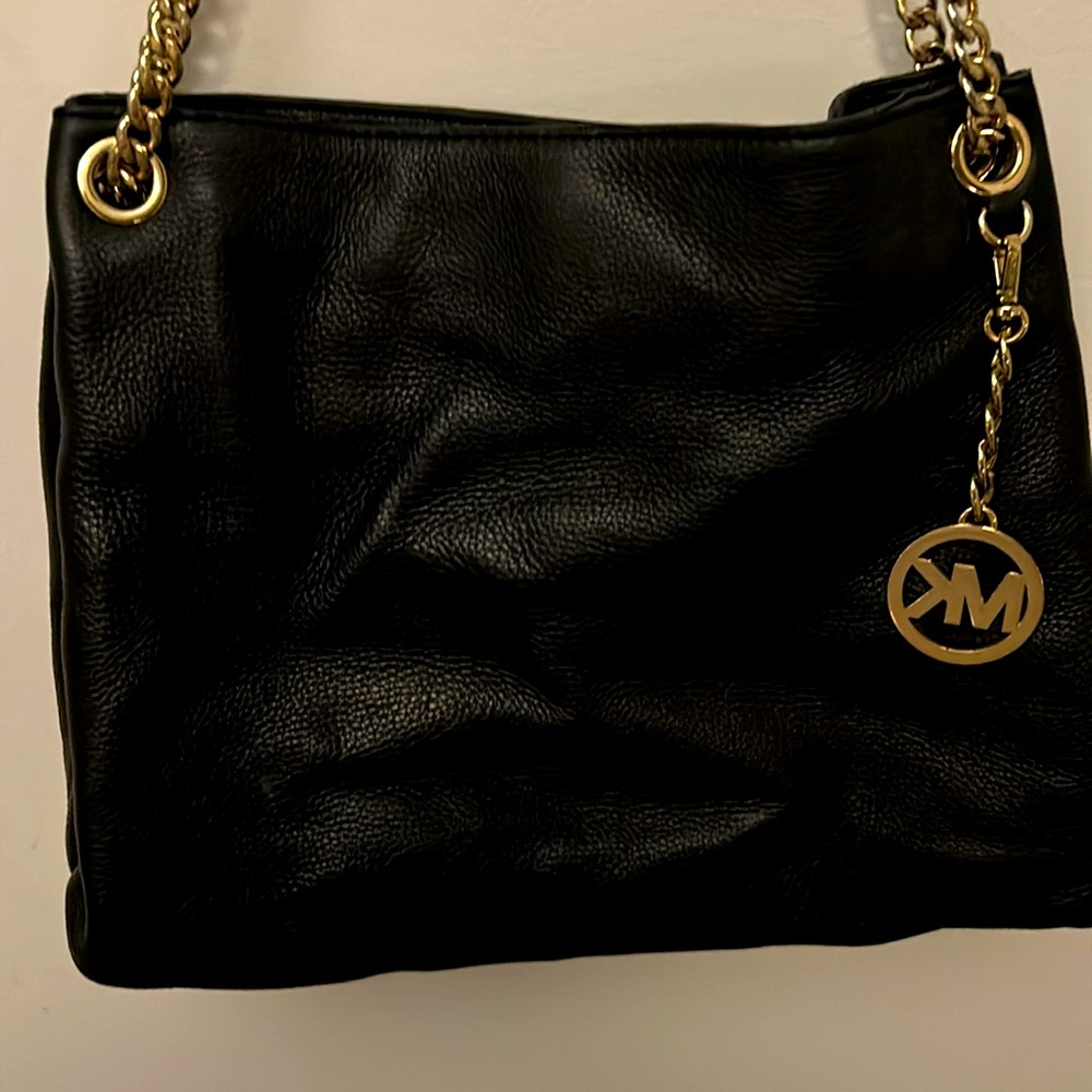 Michael Kors Black 💯 leather Shoulder Bag with Gold Chain.